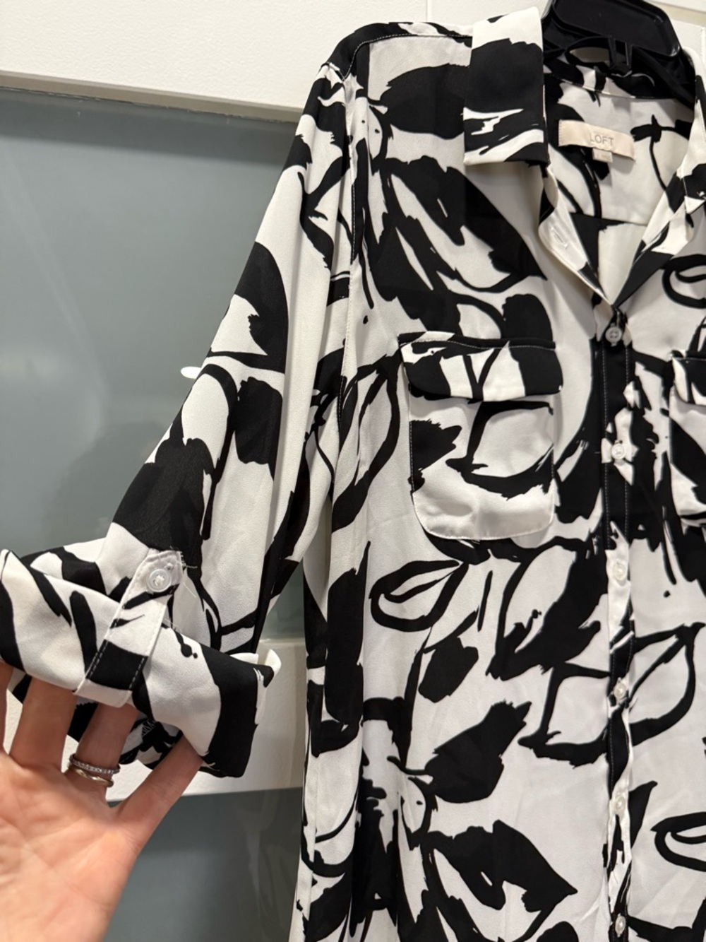 LOFT Black & White Abstract Floral Button-Down Shirt size Large - Picture 5 of 8